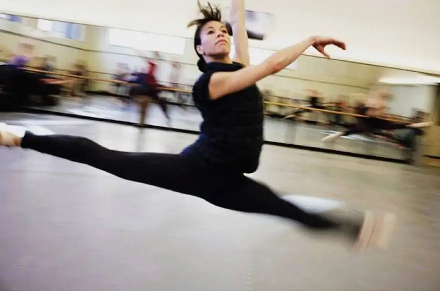 photo: Georgina Pazcoguin en jete in ballet class
